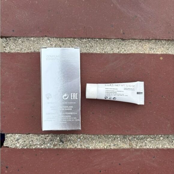 La prairie White Caviar Essence Extraordinaire+Crème Extraordinaire (0.17 oz.) - Picture 5 of 6